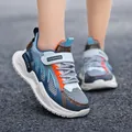 Zapatillas infantiles de malla azul transpirable con velcro y detalles en naranja - Azul marino
