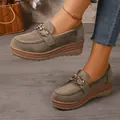 Khakibraune Wildleder-Plateau-Loafer für Damen mit dekorativer goldener Kettenschnalle - 35 / Khaki