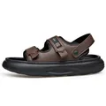 Sandali casual da uomo in pelle marrone con cinturini regolabili e leggera suola in schiuma nera - Marrone