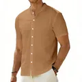 Locker geschnittenes Leinen-Freizeithemd für Herren in Camel mit elegantem Stehkragen - Erdgelb