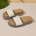 Vista dettagliata di ciabatte platform bianche con perle e strass ondulati - 35 / Bianco