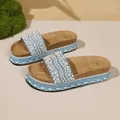 Dettaglio di ciabatte platform blu con fasce decorate con perle eleganti e strass brillanti - 35 / Blu