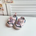 Nahaufnahme von atmungsaktiven Mesh-Sandalen für Kleinkinder mit rosafarbenen Riemen - Rosa