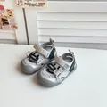 Detailansicht graue atmungsaktive Mesh-Sandalen für Kleinkinder mit GINUO-Klettverschluss - Grau