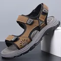 Herren Outdoor-Sportsandalen in Braun und Schwarz mit verstellbaren Klettverschlussriemen - Khaki