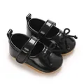Detailansicht von Baby-Lauflernschuhen aus schwarzem Lackleder mit süßer Schleife - Schwarz