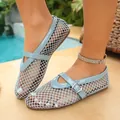 Gros plan de ballerines Mary Jane en maille bleu clair avec bride à boucle. - 35 / Bleu Uni