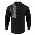 Detailansicht des schwarzen Langarmshirts mit Ethno-Print und Stehkragen für Herren. - S / Oberteile / Schwarz
