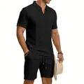 Gros plan d'un ensemble polo et short pour hommes en maille gaufrée noire élégante - Noir