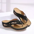 Sandalias de cuña negras cómodas para mujer con elegante cadena dorada y costura blanca - 36 / Negro