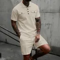 Beigefarbenes Waffelstrick-Poloshirt und Shorts für Herren an einem tätowierten Model. - Khaki