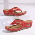 Elegantes sandalias de cuña rojas para mujer con cadena dorada y costuras blancas - 36 / Rojo