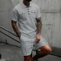 Stylisches graues Waffelstrick-Set für Herren mit Polo-Shirt und Shorts im Urban-Stil. - Grau