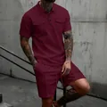 Nahaufnahme eines weinroten Waffelstrick-Sets aus Polohemd und Shorts mit Stoffstruktur. - Burgunderrot