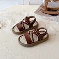 Stylish girls brown Roman sandals with soft non-slip sole and crisscross straps - Size 21: 13.5cm / Brown