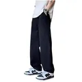 Vista laterale di jeans neri da uomo larghi a gamba dritta con una vestibilità rilassata - Taglia S / Pantaloni e gonne / Nero