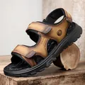 Vista detallada de sandalias deportivas marrones para hombre con correas de velcro ajustables. - Amarillo
