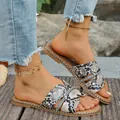 Vista dettagliata di sandali piatti a serpente con cinturino in strass e bordo oro - 36 / Leopardo Beige