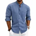 Detailweergave van gestreept linnen herenshirt in blauw met opstaande kraag en zak - Blauw