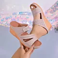 Detalle de sandalias con cuña rosa con patrones cortados por láser y tacón de corcho - Rosa Loto