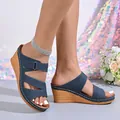 Vista lateral de sandalias de cuña azules para mujer con correas cortadas con láser. - Azul