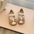 Elegantes bailarinas Mary Jane beige para niña con lazo floral y tira de perlas - Beige