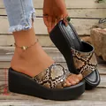 Elegantes sandalias de plataforma para mujer con estampado de serpiente y cuña de 7 cm - Serpiente Marrón