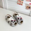 Nahaufnahme von silbernen Mädchen-Sandalen mit Cartoon-Design und weicher Sohle. - Silber