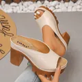Nahaufnahme cremefarbener Plateausandalen mit braunem Blockabsatz und Peep-Toe - Aprikose