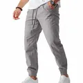 Vue détaillée d'un pantalon de jogging décontracté en lin à rayures grises pour hommes - Gris