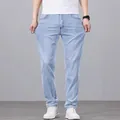 Hellblaue Herrenjeans mit geradem Bein, elastischem Bund im modernen, lässigen Stil - Hellblau