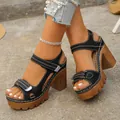 Detailansicht der schwarzen Plateau-Sandalen mit Klettverschluss und Blockabsatz - 35 / Schwarz