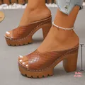 Dettaglio della vista laterale del tacco a blocco da 10,5 cm di sandali mule platform marroni. - Marrone chiaro