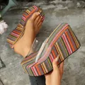 Sandales compensées à plateforme pour femmes avec rayures colorées et bride en PVC - 35 / Style à Bride Transparente / Rose Arc-en-ciel Rayé