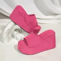 Élégantes mules à plateforme et semelle compensée rose vif en texture daim - 35 / Style Fond Plat / Rose rouge