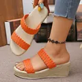 Sandales compensées orange à doubles lanières tressées et semelle plateforme espadrille. - Orange