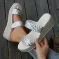 Élégantes sandales compensées à plateforme tressées argentées avec semelle espadrille - Argent