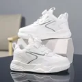 Scarpe sportive bianche in pelle per bambini dotate di pratica chiusura a rotella e suola morbida - Bianco