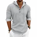 Κοντινό πλάνο γκρι ανδρικού Henley hoodie με μακριά μανίκια και πλέξη waffle - S / Tops / Ανοιχτό γκρι