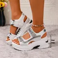 Sandali bianchi con zeppa da donna con tacco da 7,5 cm e cinturini Sport con strass - Bianco