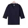 Detail eines marineblauen T-Shirts mit V-Ausschnitt und strukturierter Oberfläche. - Marineblau