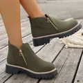 Primer plano de botines de ante verde oliva para mujer con cremallera lateral - Verde