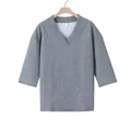 Detailansicht der grauen gesteppten Textur dieses lässigen V-Ausschnitt-T-Shirts mit Drop-Shoulder - Hellgrau