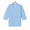 Detailansicht eines hellblauen V-Ausschnitt T-Shirts mit einer modernen Textur. - Hellblau