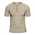 T-shirt Henley décontracté beige pour homme avec un détail de tissu slub texturé - Kaki