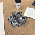 Gedetailleerd overzicht van ademende mesh sneakers voor kinderen in een grijze setting - Grijs