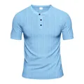 Gros plan d'un t-shirt Henley bleu clair en tissu imitation lin texturé à séchage rapide. - Bleu clair