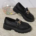 Κομψά μαύρα loafers με χοντρή σόλα και στυλάτη χρυσή αλυσίδα σε βρετανικό στυλ. - Μαύρο Ματ