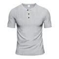 Gros plan d'un t-shirt Henley gris pour hommes avec maille gaufrée et patte à trois boutons. - Gris