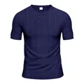 Vue rapprochée d'un t-shirt Henley bleu marine pour hommes avec texture de qualité - Bleu marine